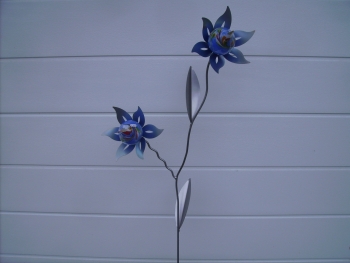 Doppelblume Metall, pulverisiert, mit Glastropfen in blau, ca. 150 cm