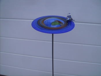 Vogeltränke blau mit Glasvogel , Ø ca. 30 cm, mit Metallstab 120 cm, pulverisiert