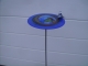 Vogeltränke blau mit Glasvogel , Ø ca. 30 cm, mit Metallstab 120 cm, pulverisiert