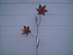 Doppelblume in rot-orange, Metall pulverisiert, ca. 150 cm, wetterbeständig